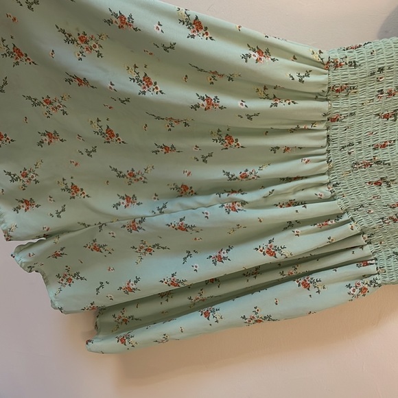 Plus Size Floral Romper! - Picture 4 of 5